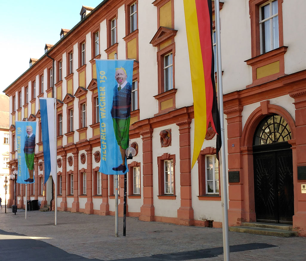 Siegfried Wagner-Flaggen wehen vor dem Alten Schloss in Bayreuth ...