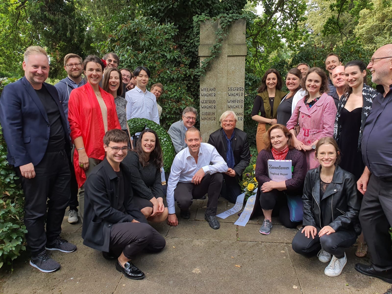 Das SONNENFLAMMEN-Ensemble am Grab Siegfried Wagners anlässlich seines 90. Todestages am 4. August 2020.